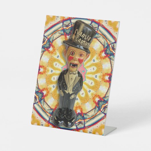 1940S CHARLIE McCARTHY TIN SPEELGOED Reclamebord Met Voetstuk (Voorkant)