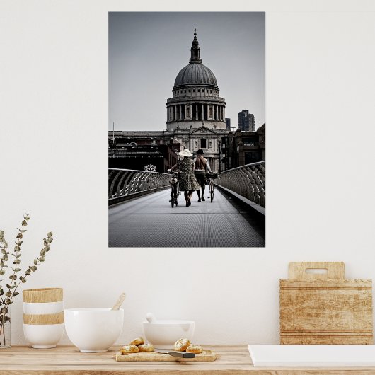 1940's op Millennium Bridge Londen (6331) Poster (Keuken)