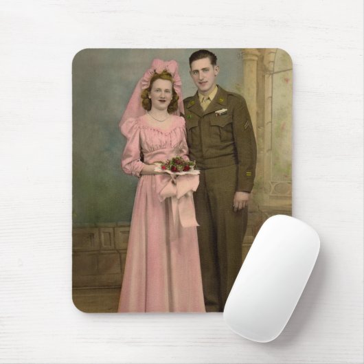 1940s trouwsoldaat bruidegom en bruid in roze gans muismat (Met muis)