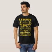1947 Happy Birthday Gift, leenden werden geboren i T-shirt (Voorkant volledig)