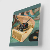 1950 draagbare platenspeler en vierkante klok (Hoek)