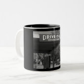 1950-drive in tweekleurige koffiemok (Voorkant links)