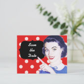 1950s die Vrouw wijst sparen de Datum Aankondigingskaart (Staand voorkant)