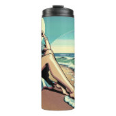 1950's Retro Woman Zittend op het strand Thermosbeker (Voorkant)