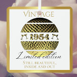 1954 70ste verjaardagsgoud metalen ornament<br><div class="desc">Mooi en uniek 70e verjaardagscadeau voor mensen geboren in 1954.  1954 discobal in het goud en de inscriptie Limited Edition. Twee persoonlijke tekstzinnen op de voor- en achterkant voor aangepaste felicitaties of groeten.</div>