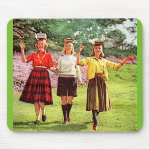 1960 tienermeisjes met boeken op hun hoofd muismat