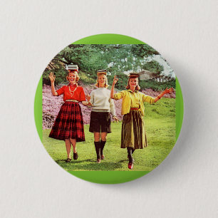1960 tienermeisjes met boeken op hun hoofd ronde button 5,7 cm
