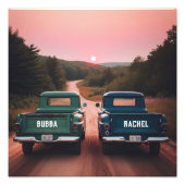 1960 Trucks op Dirt Road met aangepaste namen Foto Afdruk (Voorkant)