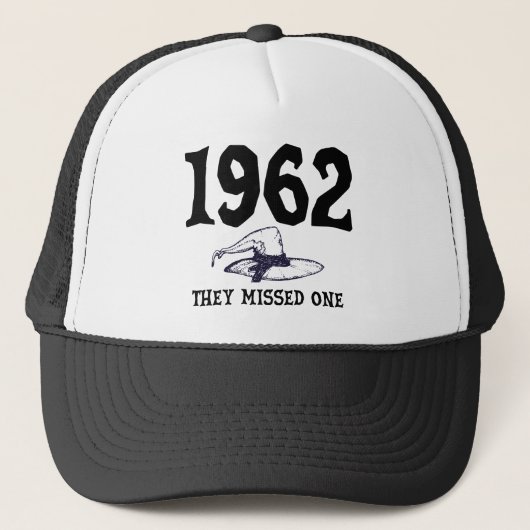 1962 Ze misten één heks Halloween Trucker Pet (Voorkant)
