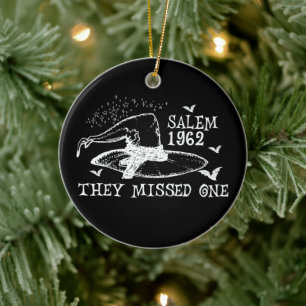 1962 Ze misten één heks van Salem Halloween Keramisch Ornament
