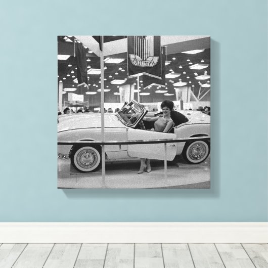 1963 Chicago Auto Show Woman Model in Triumph Car Canvas Afdruk (Insitu (Houten vloer))