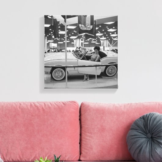 1963 Chicago Auto Show Woman Model in Triumph Car Canvas Afdruk (Insitu (Woonkamer))
