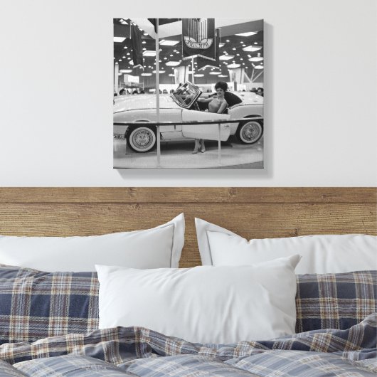 1963 Chicago Auto Show Woman Model in Triumph Car Canvas Afdruk (Insitu (Slaapkamer))