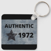 1972 Star Retro Verjaardag Ontwerp Sleutelhanger (Achterkant)