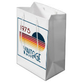 1975 Retro Stripe Zon 50e Verjaardag Medium Cadeauzakje (Achterkant Gekanteld)