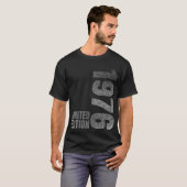 1976 Geboren op geboortedatum cadeau T-shirt (Voorkant volledig)