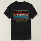1977 Cassette 43 jaar oud 43e verjaardag Q T-shirt (Design voorkant)