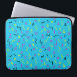 1980s Memphis Style Bright Blue Pink Neon Yellow Laptop Sleeve<br><div class="desc">Ga uit met deze schimmelige 80s Memphis-achtige laptophoes onder je arm! Dit ontwerp kenmerkt fel blauw,  heet roze,  zwarte,  en gele zakjes,  driehoeken,  diamanten,  en cirkels.</div>