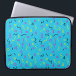 1980s Memphis Style Bright Blue Pink Neon Yellow Laptop Sleeve<br><div class="desc">Ga uit met deze schimmelige 80s Memphis-achtige laptophoes onder je arm! Dit ontwerp kenmerkt fel blauw,  heet roze,  zwarte,  en gele zakjes,  driehoeken,  diamanten,  en cirkels.</div>