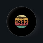 1982 Geweldige 40th Birthday Retro 1982 dag Ronde Button 5,7 Cm<br><div class="desc">Voeg wat lol toe aan je klooster met deze grappige " 1982" of geef het als het perfecte cadeau. Deze Vintage van 1982 Geweldige 40th Birthday Retro 1982 Bday Decor voor mannen,  jongeren,  kinderen,  vader,  papa,  papa,  grootpa,  oom,  zoon,  broer,  man,  een vriendje.</div>