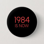 1984 is nu ronde button 5,7 cm (Voorkant)