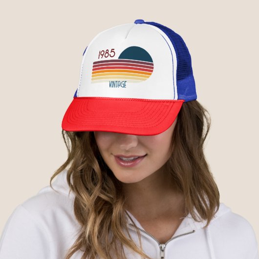 1985 Retro Stripe zo 40e verjaardag Trucker Pet (In situ)