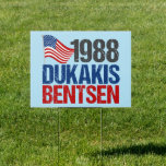 1988 Dukakis Bentsen Funny Retro Verkiezingswerf Tuinbord<br><div class="desc">Grappig  campagnebord met de kandidaten voor de Democratische Partij in de jaren tachtig. Michael Dukakis en Lloyd Bentsen voor president.</div>