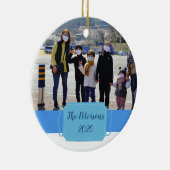 19 jaar geleden werd ons eerste pandemische kerstf keramisch ornament (Rechts)