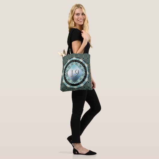 19e Jubileum voor bruiloft Acquamarine MedallionTe Tote Bag (Op model)