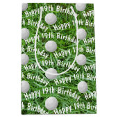 19e verjaardag Golfbal op Grass Medium Gift Bag Cadeauzakje (Voorkant)