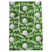 19e verjaardag Golfbal op Grass Medium Gift Bag Cadeauzakje (Achterkant)