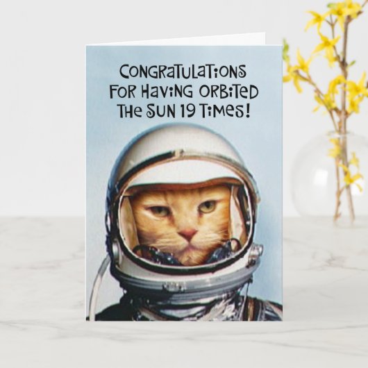 19e Verjaardag Grappige Ruimtekat Kaart (Gele Bloem)