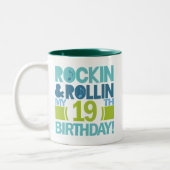 19e verjaardag van cadeauideeën tweekleurige koffiemok (Links)