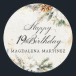19e Verjaardagsfeest Witte Winter Bloemen Custom Ronde Sticker<br><div class="desc">Elegante winterwitte bloemen zijn genesteld in dennengroen en pinecones. De zachte ivoorwitte waterverf wasachtergrond is geaccentueerd met gouden vlekken om een verfijnde en chique esthetiek te creëer.</div>