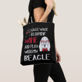 1 Drink wijn en speel met mijn beagle Tote Bag (Dichtbij)