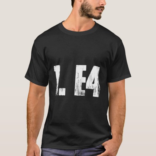 1 E4 Grappig Schaakspeler Schaakopeningstoernooi T-shirt (Voorkant)