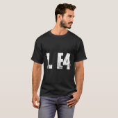 1 E4 Grappig Schaakspeler Schaakopeningstoernooi T-shirt (Voorkant volledig)