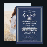 1 Foto Afstuderen Elegant Navy Blauw en Wit Save The Date<br><div class="desc">Deel het vreugdevolle nieuws van een aanstaande afstudeerfeest met aangepaste foto marineblauw, wit en faux silver folie save the date invitations. Het afbeelding en de formulering van deze sjabloon zijn eenvoudig te personaliseren met afstuderen naam, klasjaar en andere aankondigingsdetails van uw keuze. Het ontwerp is voorzien van een stijlvolle, gestreepte...</div>