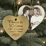 1 Foto ALLE Jubileum Cheers Black & Gold Heart Keramisch Ornament<br><div class="desc">Cheers en gelukkig Jubileum! Viel elk jaar een huwelijksdag met een aangepaste foto zwart en gouden hartvormig keramisch ornament. Afbeelding, aantal jaren, de naam van een paar en de huwelijksdatum op deze sjabloon zijn allemaal eenvoudig te personaliseren. Het ontwerp is voorzien van een gouden faux geborsteld metalen achtergrond, decostijltypografie, elegante...</div>