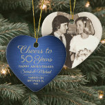1 Foto ALLE Jubileum Cheers Blue en Gold Heart Keramisch Ornament<br><div class="desc">Cheers en gelukkig Jubileum! Viel elk jaar een huwelijksverjaardag met een aangepast foto blauw en goudvormig keramisch ornament. Afbeelding, aantal jaren, de naam van een paar en de huwelijksdatum op deze sjabloon zijn allemaal eenvoudig te personaliseren. Het ontwerp biedt een blauw navy faux geborsteld metalen achtergrond, decostijltypografie, elegante scriptkalligrafie en...</div>
