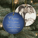 1 Foto ALLE Jubileum Cheers geborsteld blauw en go Keramisch Ornament<br><div class="desc">Cheers en gelukkig Jubileum! Viel elk jaar een huwelijksverjaardag met een aangepast ornament met foto's blauw en gouden ronde keramiek. Afbeelding, aantal jaren, de naam van een paar en de huwelijksdatum op deze sjabloon zijn allemaal eenvoudig te personaliseren. Het ontwerp biedt een blauw navy faux geborsteld metalen achtergrond, decostijltypografie, elegante...</div>