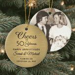 1 Foto ALLE Jubileum Cheers geborsteld Faux Gold Keramisch Ornament<br><div class="desc">Cheers en gelukkig Jubileum! Viel elk jaar een huwelijksdag met een speciaal foto zwart en gouden rond keramisch ornament. Afbeelding, aantal jaren, de naam van een paar en de huwelijksdatum op deze sjabloon zijn allemaal eenvoudig te personaliseren. Het ontwerp is voorzien van een gouden faux geborsteld metalen achtergrond, decostijltypografie, elegante...</div>