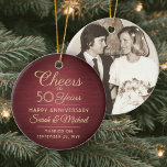 1 Foto ALLE Jubileum Cheers geborsteld rood & goud Keramisch Ornament<br><div class="desc">Cheers en gelukkig Jubileum! Viel elk jaar een huwelijksverjaardag met een aangepast ornament met foto's rood en gouden ronde keramiek. Afbeelding, aantal jaren, de naam van een paar en de huwelijksdatum op deze sjabloon zijn allemaal eenvoudig te personaliseren. Het ontwerp is voorzien van een glansrijke faux geborsteld metalen achtergrond, decostijltypografie,...</div>