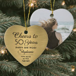 1 Foto Elk jaar gepenselde Faux Gold Heart Keramisch Ornament<br><div class="desc">Cheers tot 50 jaar (of een ander aantal jaren)! Viel een vrolijke verjaardag voor haar met een speciaal foto-hart gevormd zwart en gouden keramisch ornament. Afbeelding en tekst (inclusief jaren) op deze sjabloon zijn eenvoudig te personaliseren. Het ontwerp is voorzien van een faux gouden geborstelde metalen achtergrond, een stijlvolle decostijl...</div>