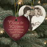 1 Foto ELK Jubileum Cheers Red en Gold Heart Keramisch Ornament<br><div class="desc">Cheers en gelukkig Jubileum! Viel elk jaar een trouwdag met een aangepast foto rood en gouden hartvormig ornament van keramiek. Afbeelding, aantal jaren, de naam van een paar en de huwelijksdatum op deze sjabloon zijn allemaal eenvoudig te personaliseren. Het ontwerp is voorzien van een glansrijke faux geborsteld metalen achtergrond, decostijltypografie,...</div>