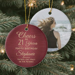 1 Foto ELKE verjaardag geborsteld Bourgogne & goud Keramisch Ornament<br><div class="desc">Proost en we zijn jarig! Vier een vrolijke mijlpaal met een aangepaste foto bordeaux en goud ronde keramische ornament. Alle bewoordingen van deze sjabloon (inclusief "Proost 21 jaar") zijn ingesteld voor een 21e verjaardag, maar zijn eenvoudig te personaliseren voor elk jaar of type evenement. Design beschikt over een donkerrode faux...</div>