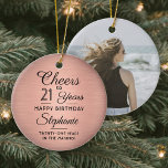 1 foto ELKE verjaardag geborsteld roze rose goud r Keramisch Ornament<br><div class="desc">Proost en we zijn jarig! Vier een vrolijke mijlpaal voor haar met een aangepaste foto roze en zwart rond keramisch ornament. Alle bewoordingen van deze sjabloon (inclusief "Proost 21 jaar") zijn ingesteld voor een 21e verjaardag, maar zijn eenvoudig te personaliseren voor elk jaar of type evenement. Design beschikt over een...</div>
