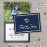 1 Foto Hebreeuws Naam Bar Mitzvah Navy Gold Script Bedankkaart<br><div class="desc">Een doordachte manier om familie en vrienden te bedanken voor het komen naar uw bar mitswa is om ze een stijlvolle aangepaste foto bedankkaart te geven die ze kunnen opslaan als een aandenken. Afbeelding en alle bewoordingen zijn eenvoudig te personaliseren of te verwijderen. Als u liever uw boodschap van dankbaarheid...</div>