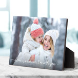 1 Foto Home Ik ben bij U Quote Script Keepomwille Fotoplaat<br><div class="desc">"Thuis is waar ik bij je ben." Uitdrukkelijke bewondering voor uw dierbaren met dit eenvoudige, moderne, stijlvolle achterplak van de douanefotografie met een zoet, wit handgeschreven manuscript typografie citaat dat de gekoesterde foto van uw keus bedekt. Een geweldig cadeau voor je eigen huis of voor je familie. Vervang deze foto...</div>