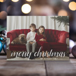 1 Foto Merry Kerstscript White Damask Feestdagenkaart<br><div class="desc">Gebruik één horizontale foto en maak een unieke en trendy Merry kerstgroet met een elegant damaspatroon op de rug. De groet wordt getoond in een moderne, stuitende kalligrafie die kan worden veranderd om uw favoriete gezegde te ontmoeten. Het eenvoudige, minimale ontwerp markeert je familiefoto. Als u om het even wat...</div>